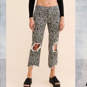 We the Free NWOT Maggie style snake skin jeans size 28